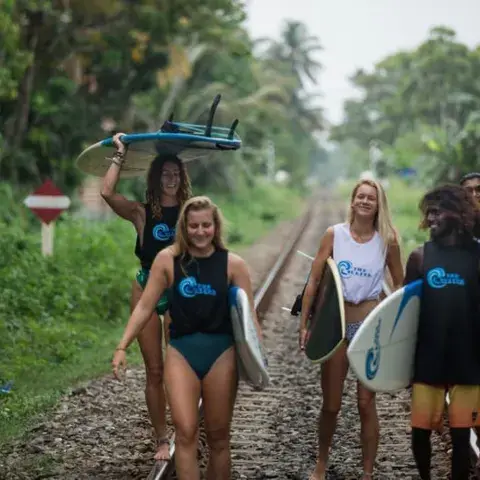 Groupe de surfeurs en route vers la plage