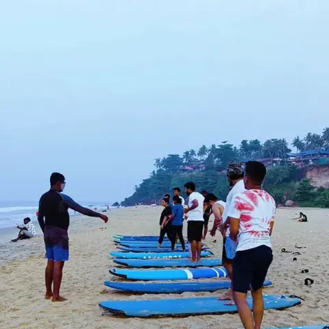Cours à terre sur la plage, planches alignées sur le sable