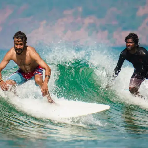 Deux surfeurs sur une vague