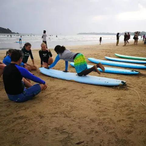 Cours théorique sur le sable avec des planches en mousse