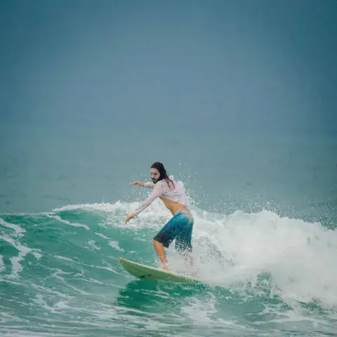 Surfeuse sur une vague