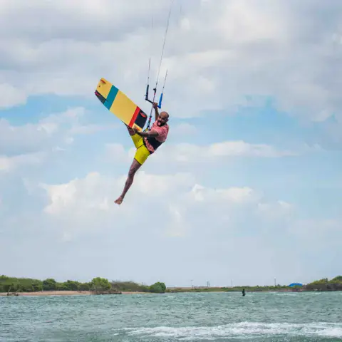 Un saut de kitesurf au-dessus du lagon