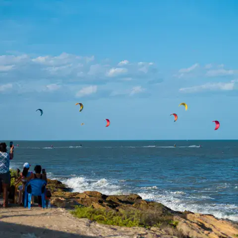 Des ailes de kite dans le ciel depuis la côte rocheuse