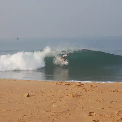 Une vague qui déferle devant la plage