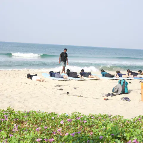 Exercices à terre sur la plage, planches posées sur le sable