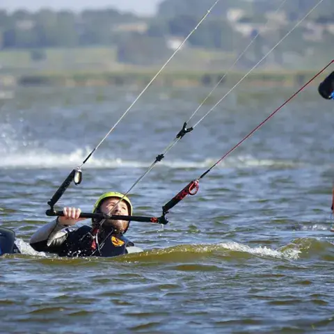 Élève et instructeur dans l'eau peu profonde de l'estuaire