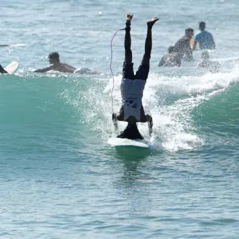 Surfeur à l'eau dans la zone d'impact des vagues