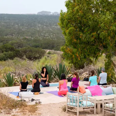 Séance de yoga en plein air au camp