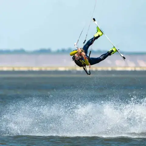 Rider en saut au-dessus de l'eau peu profonde