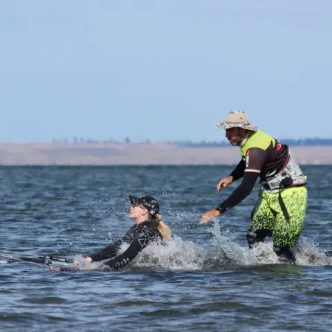 Leçon dans l'eau avec le moniteur