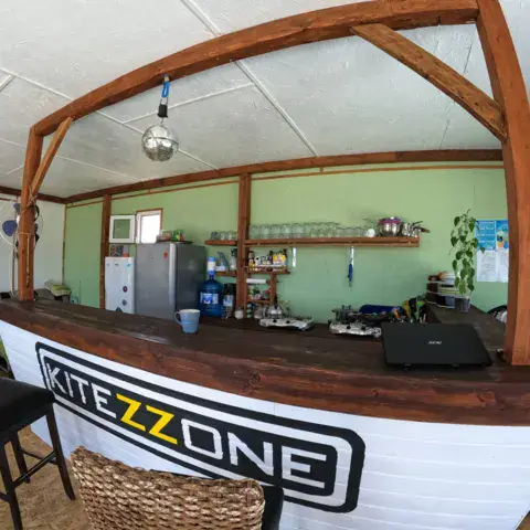 Le bar de la station, aux couleurs de Kitezzone
