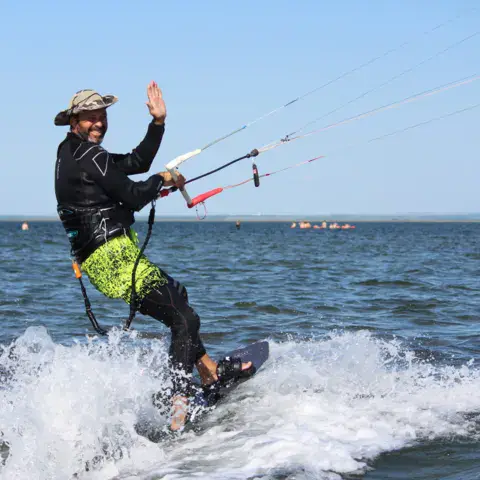 Rider sur sa planche dans les éclaboussures