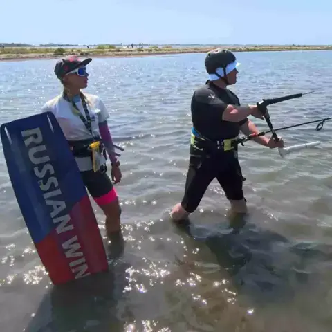 Moniteurs dans l'eau peu profonde, avec une planche de l'école