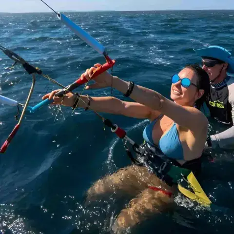 Leçon de pilotage de l'aile dans l'eau, avec le moniteur
