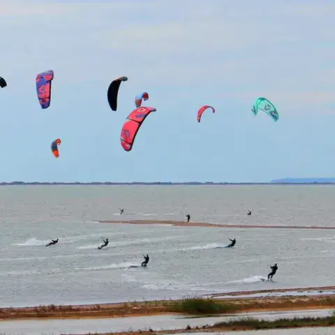 Nombreuses ailes de kite sur le plan d'eau du spot
