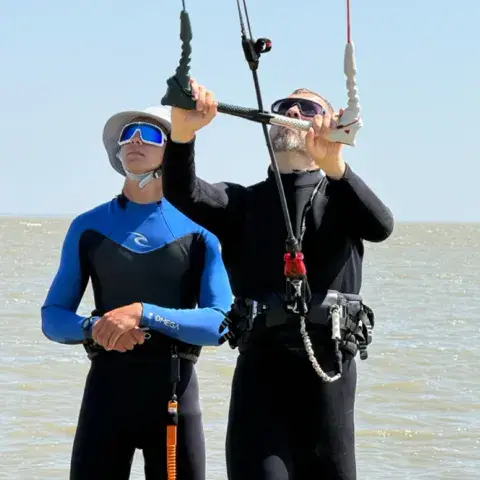 Explications du moniteur au bord de l'eau, avant la séance