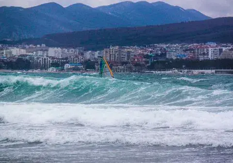 Windsurfeur dans les vagues, devant la ville de Gelendzhik