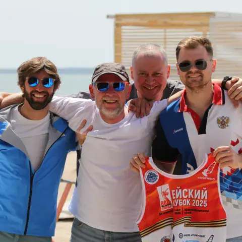 Groupe sur la plage, avec un maillot de la Coupe de Yeysk
