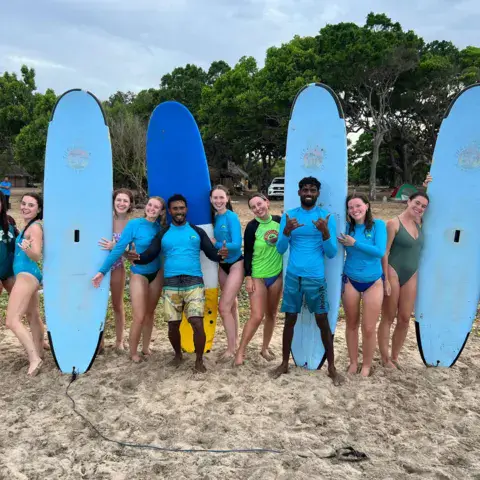 Élèves et moniteurs devant les planches en mousse