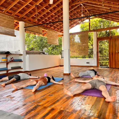 Espace de yoga sous charpente en bois