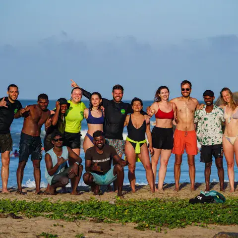 Groupe de surfeurs sur la plage au bord de la mer