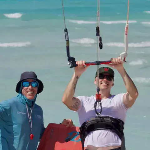 Un élève et son moniteur pendant un cours de kitesurf