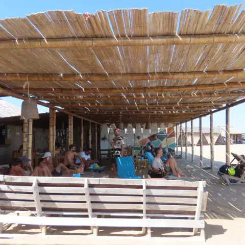 Espace commun couvert du centre, face à la plage