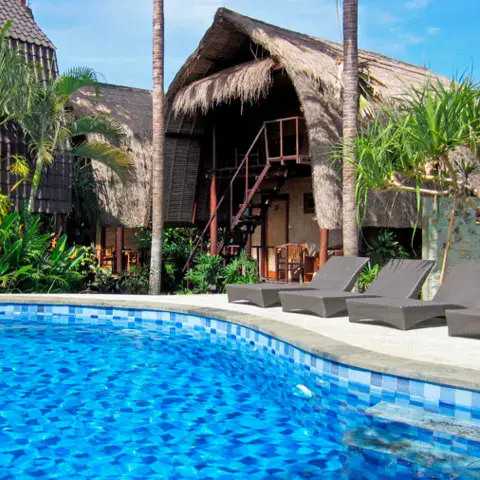 Piscine et bungalows du camp