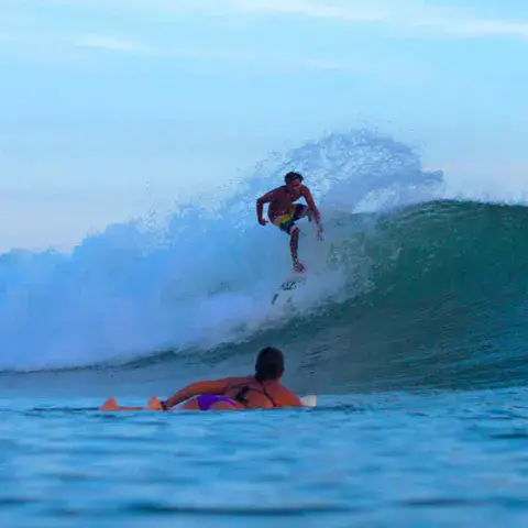 Surfeur dans une vague