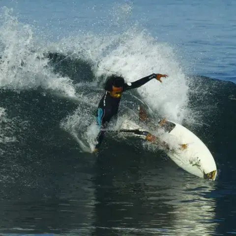 Surfeur en pleine manœuvre