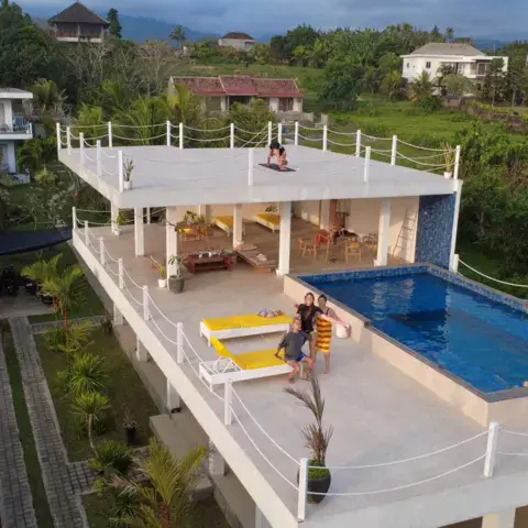 Vue aérienne de la terrasse et de la piscine sur le toit