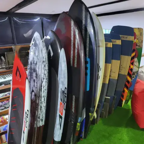 Planches de foil et de wing rangées dans la boutique
