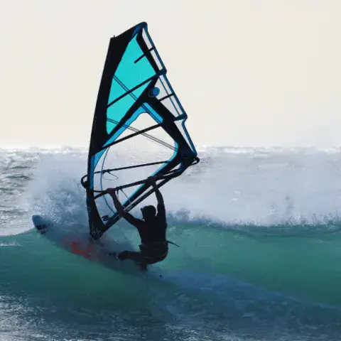 Un véliplanchiste dans les vagues