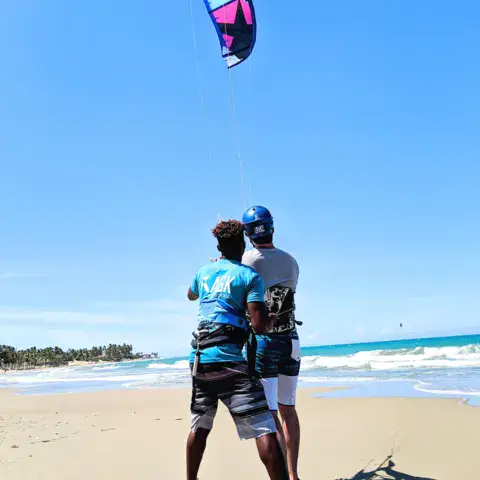 Moniteur et élève pendant un cours de pilotage de kite