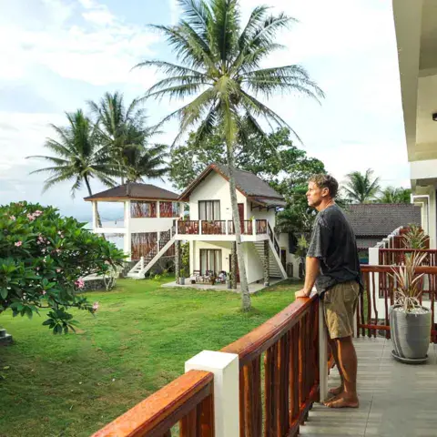 Terrasse et bungalows dans les cocotiers