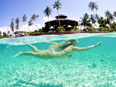 Le resort au bord du lagon, parmi les cocotiers