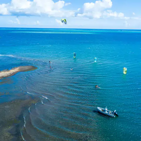 Vue aérienne de kitesurfeurs et du bateau d'encadrement