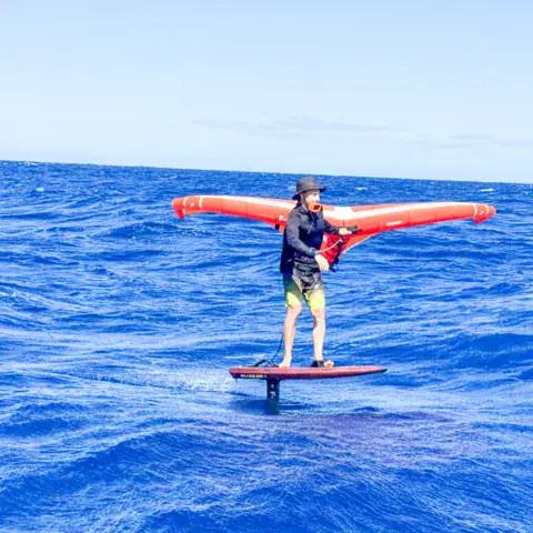 Rider en wing foil en pleine mer