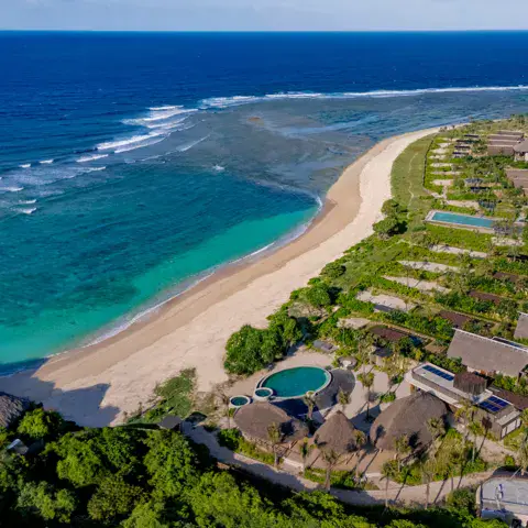 Vue aérienne de la plage de sable blanc et des villas du resort