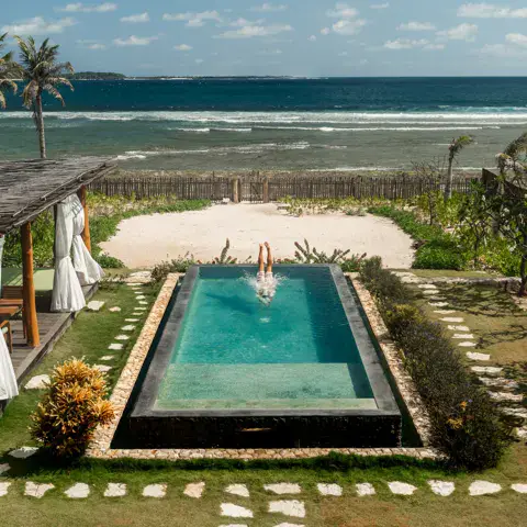 Piscine privée d'une villa face à l'océan