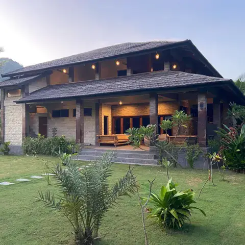 Une villa en bois entourée de jardin