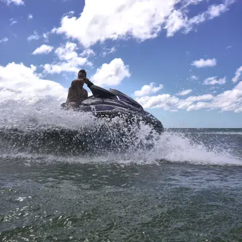 Jet-ski utilisé pour le remorquage vers les vagues