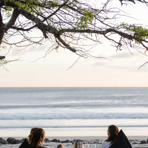 Table de dîner sur la plage devant l'océan