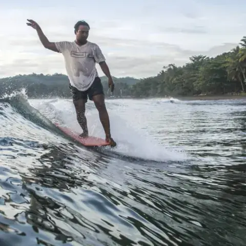Longboard sur une petite vague