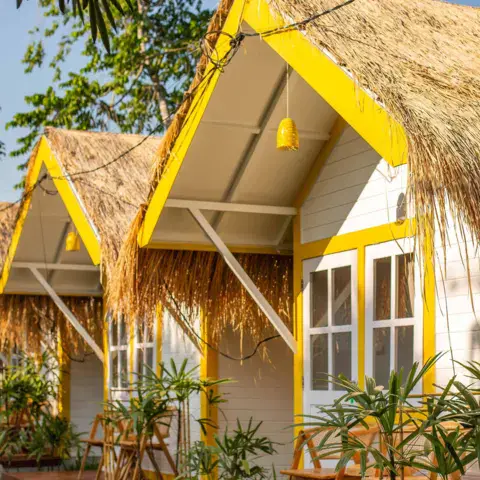 Chalets en bois au toit de chaume du camp