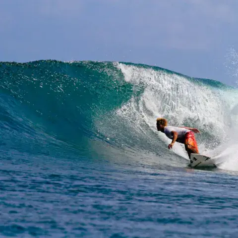 Surfeur dans le tube d'une vague