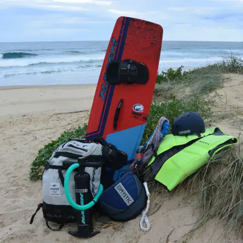 Équipement complet de kitesurf posé sur la plage