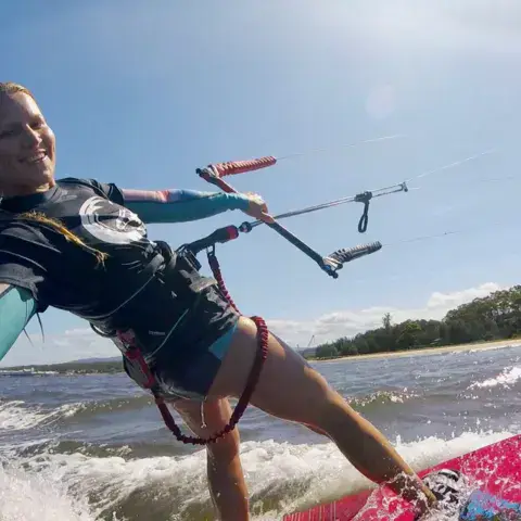 Kitesurfeuse en action sur l'eau