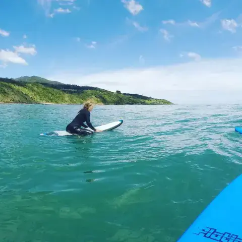 Deux surfeurs assis sur leur planche, en attente de la vague
