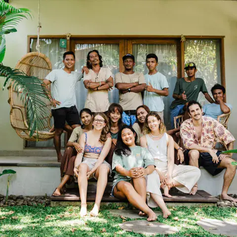 Une partie de l'équipe devant la maison du camp